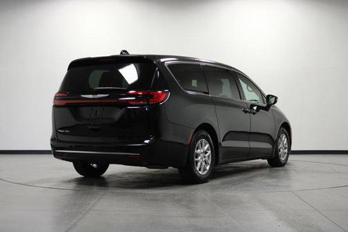 Brilliant Black Crystal Pearlcoat 2023 Chrysler Pacifica Touring L