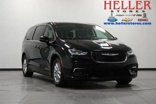Brilliant Black Crystal Pearlcoat 2023 Chrysler Pacifica Touring L