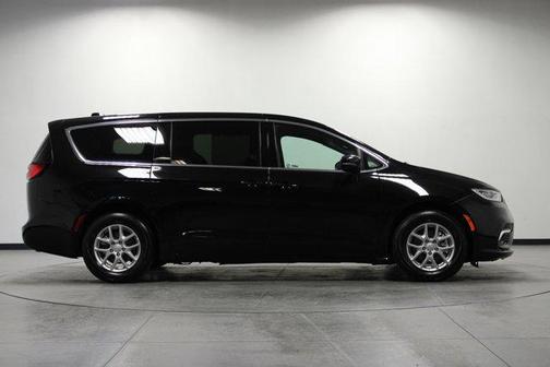 Diamond Black Crystal Pearlcoat 2025 Chrysler Pacifica L