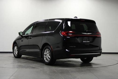 Diamond Black Crystal Pearlcoat 2025 Chrysler Pacifica L