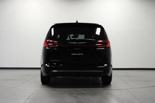 Diamond Black Crystal Pearlcoat 2025 Chrysler Pacifica L