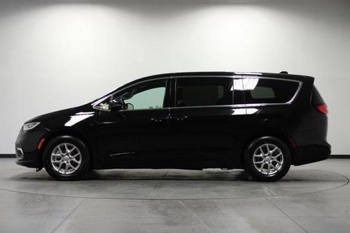 Diamond Black Crystal Pearlcoat 2025 Chrysler Pacifica L