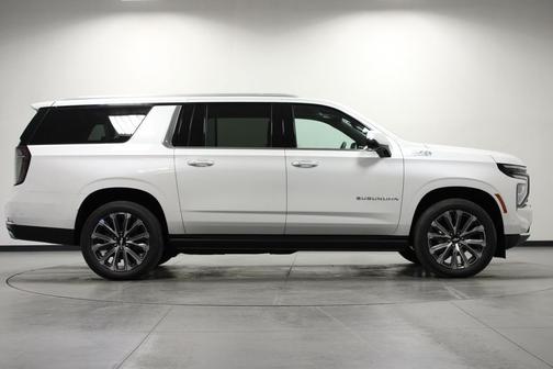 Iridescent Pearl Tricoat 2025 Chevrolet Suburban 4WD High Country