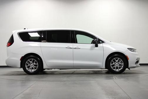 Bright White Clearcoat 2025 Chrysler Pacifica L