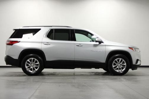 Silver Ice Metallic 2020 Chevrolet Traverse LT Cloth