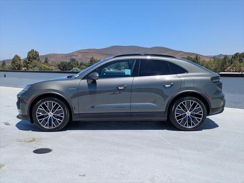 2025 Porsche Macan Base