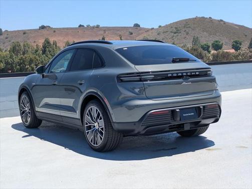 2025 Porsche Macan Base