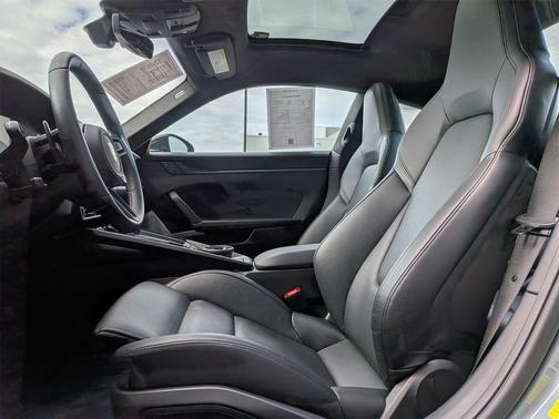 2025 Porsche 911 Carrera 4 GTS