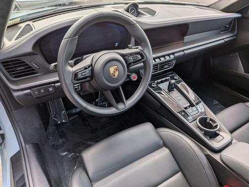 2025 Porsche 911 Carrera 4 GTS