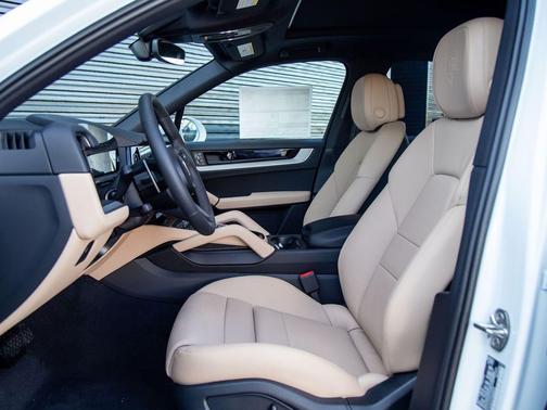Carrara White Metallic 2026 Porsche Cayenne Cayenne