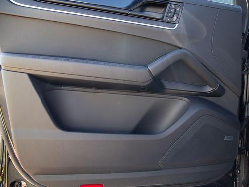 Chromite Black Metallic 2024 Porsche Cayenne S