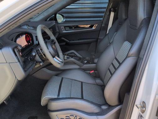 2025 Porsche Cayenne GTS