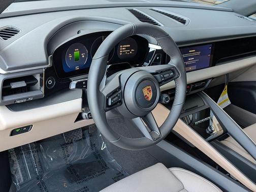 Oak Green Metallic Neo 2026 Porsche Macan Macan Electric