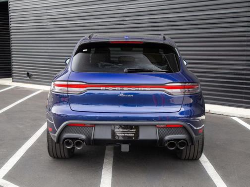 Gentian Blue Metallic 2026 Porsche Macan Macan