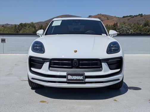 2025 Porsche Macan Base