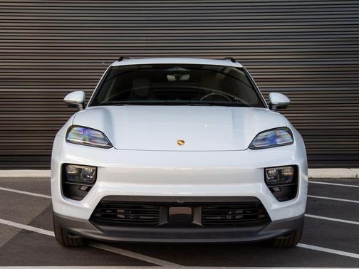 Ice Grey Metallic 2025 Porsche Macan Macan Electric 4