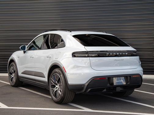 Ice Grey Metallic 2025 Porsche Macan Macan Electric 4