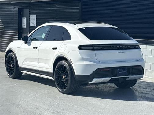 2025 Porsche Macan Base