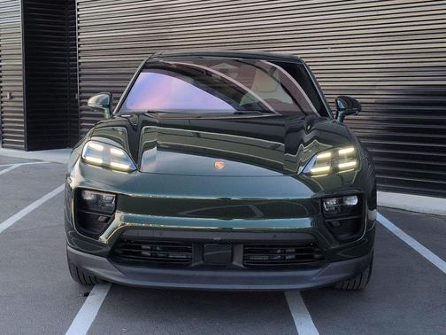 Oak Green Metallic Neo 2025 Porsche Macan Macan Electric