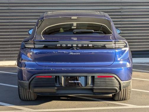Gentian Blue Metallic 2025 Porsche Macan Macan Electric