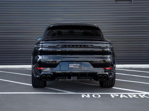 Chromite Black Metallic 2025 Porsche Cayenne GTS