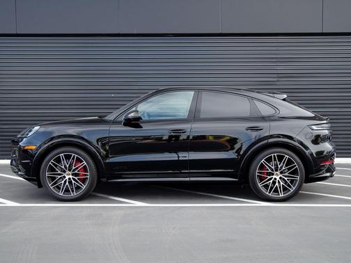 Chromite Black Metallic 2025 Porsche Cayenne GTS