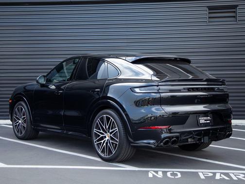 Chromite Black Metallic 2025 Porsche Cayenne GTS