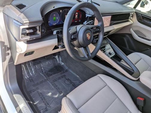 2025 Porsche Macan 4