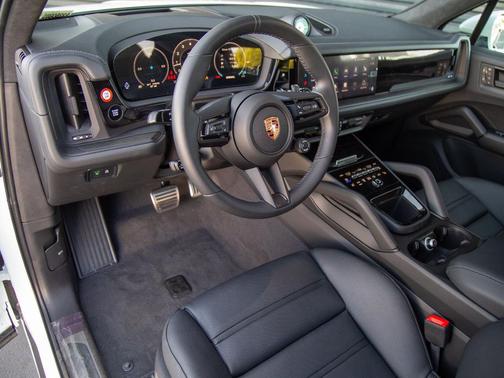 Carrara White Metallic 2026 Porsche Cayenne Cayenne GTS