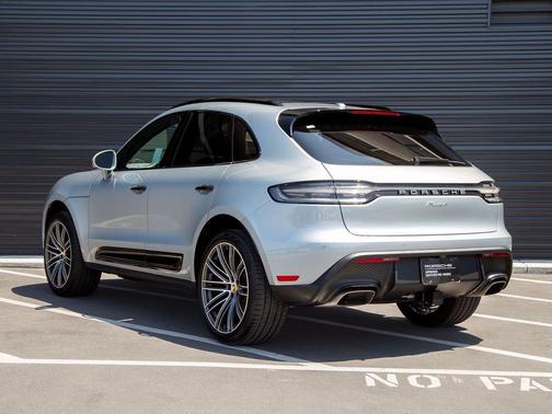 Dolomite Silver Metallic 2025 Porsche Macan Macan