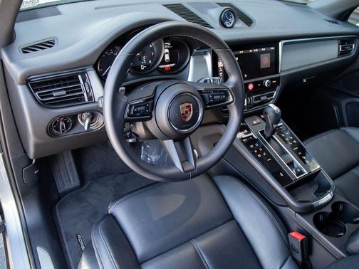 Dolomite Silver Metallic 2025 Porsche Macan Macan