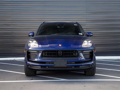 Gentian Blue Metallic 2026 Porsche Macan Macan