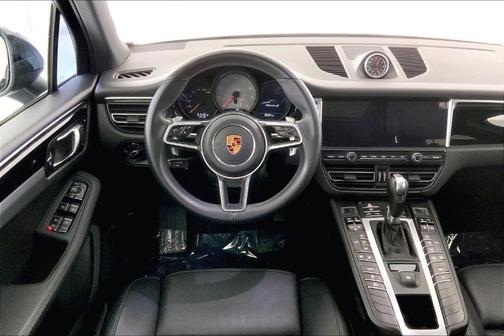 Photo 4 of 38 of 2019 Porsche Macan S