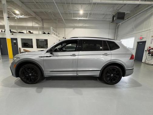 Pyrite Silver Metallic 2022 Volkswagen Tiguan 2.0T SE R-Line Black 4MOTION