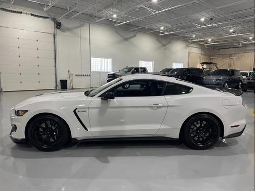 2016 Ford Shelby GT350 Base