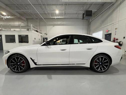 Mineral White Metallic 2024 BMW M440 i xDrive