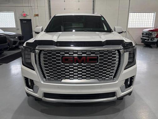 White Frost Tricoat 2023 GMC Yukon Denali