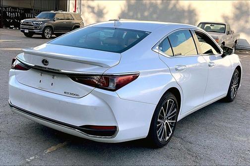 White Pearl 2025 Lexus ES 300h Base