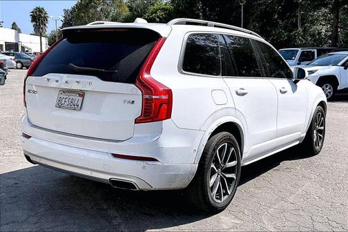 Ice White 2018 Volvo XC90 T6 Momentum