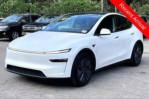 Pearl White Multi-Coat 2026 Tesla Model Y Standard Rear-Wheel Drive