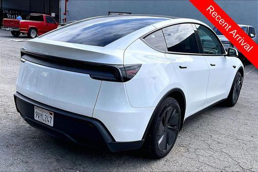 Pearl White Multi-Coat 2026 Tesla Model Y Standard Rear-Wheel Drive