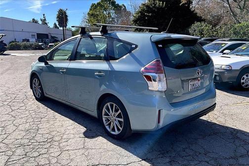 2017 Toyota Prius v Five