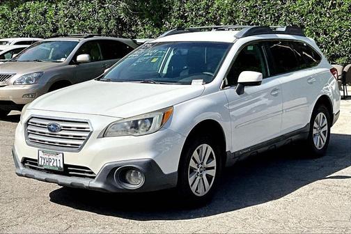 Crystal White Pearl 2017 Subaru Outback 2.5i Premium