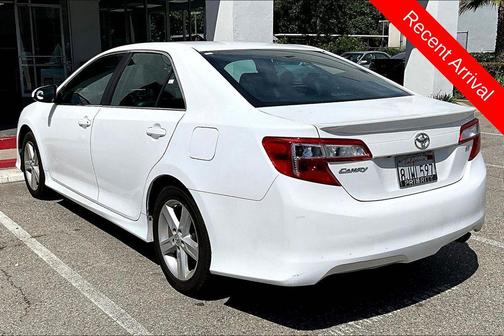 White 2014 Toyota Camry SE