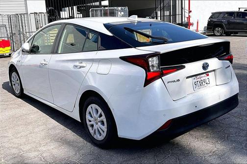 Blizzard Pearl 2020 Toyota Prius LE