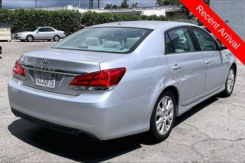 Classic Silver Metallic 2011 Toyota Avalon Limited
