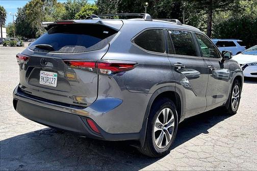 Magnetic Gray Metallic 2024 Toyota Highlander XLE