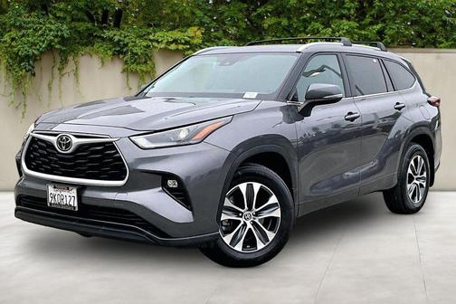 Magnetic Gray Metallic 2024 Toyota Highlander XLE