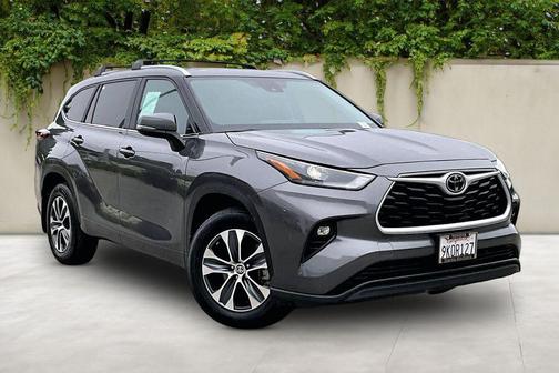 Magnetic Gray Metallic 2024 Toyota Highlander XLE