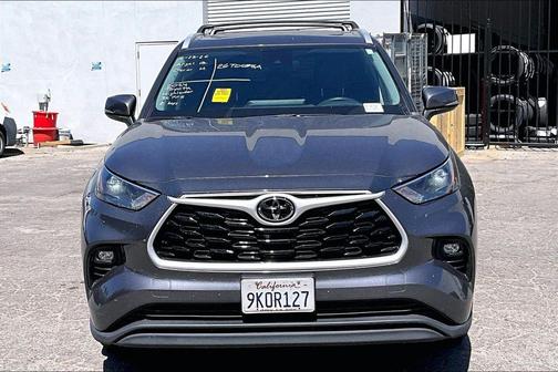 Magnetic Gray Metallic 2024 Toyota Highlander XLE